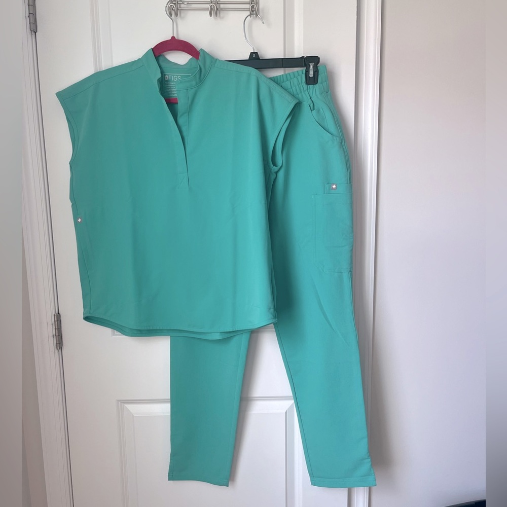 FIGS Surgical Green (2nd Release) XS Rafaela Top and S High-Waisted Yola Pants